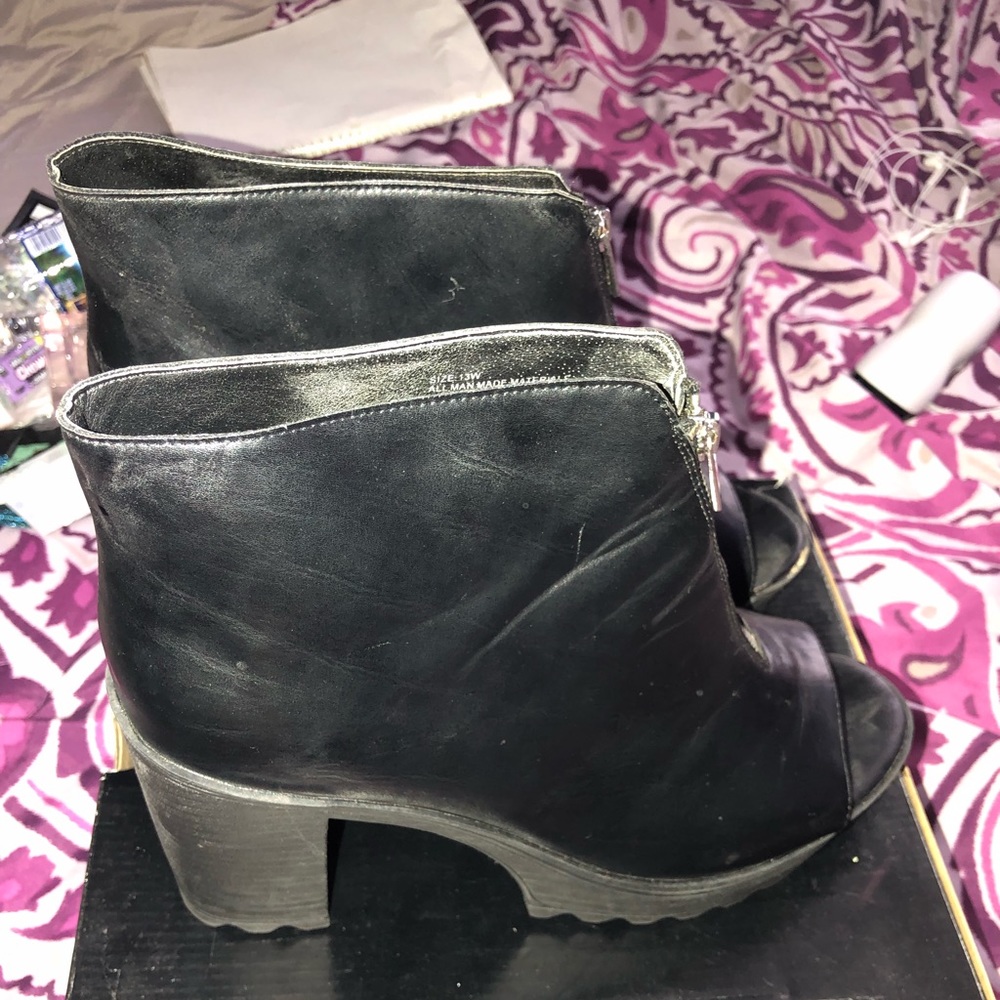 Black heeled ankle booties that zip up the front - Picture 2 of 4